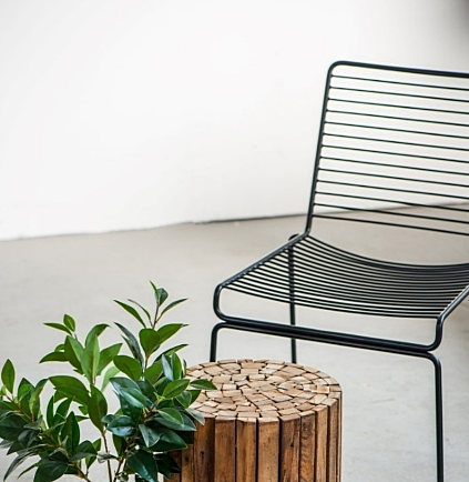 Designerskie czarne krzesło druciane na płozach Dilly